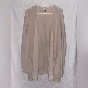 Women’s cream cardigan with pockets